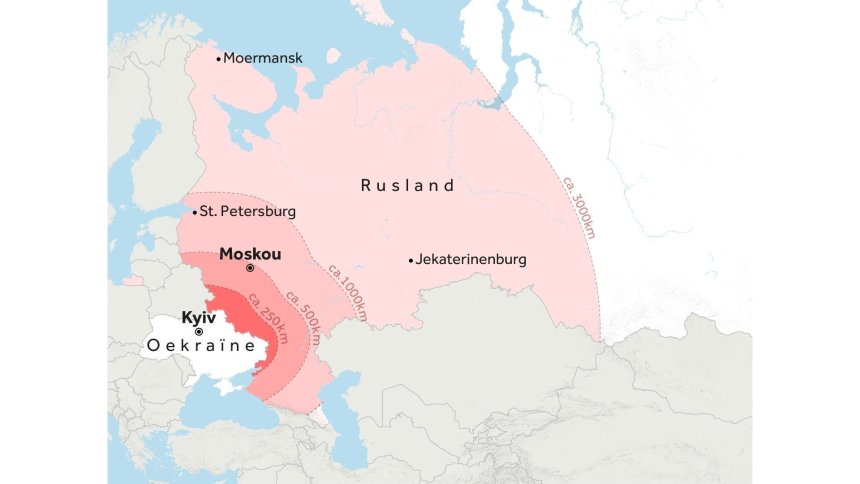 Het bereik van de Oekraïense Long Neptune raket (1000 km) en van de Flamingo kruisraket (3000 km) in Rusland (bton: NOS)