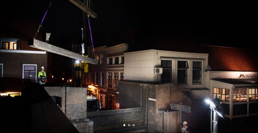 Het sluiten van de coupure van de Waterpoort met twee balken tegelijk (foto: William Hoogteyling/De Stad Gorinchem)