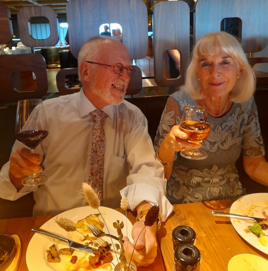 Samen aan het bruilofdmaal tijdens het huwelijk vn Nikita & Denzel.