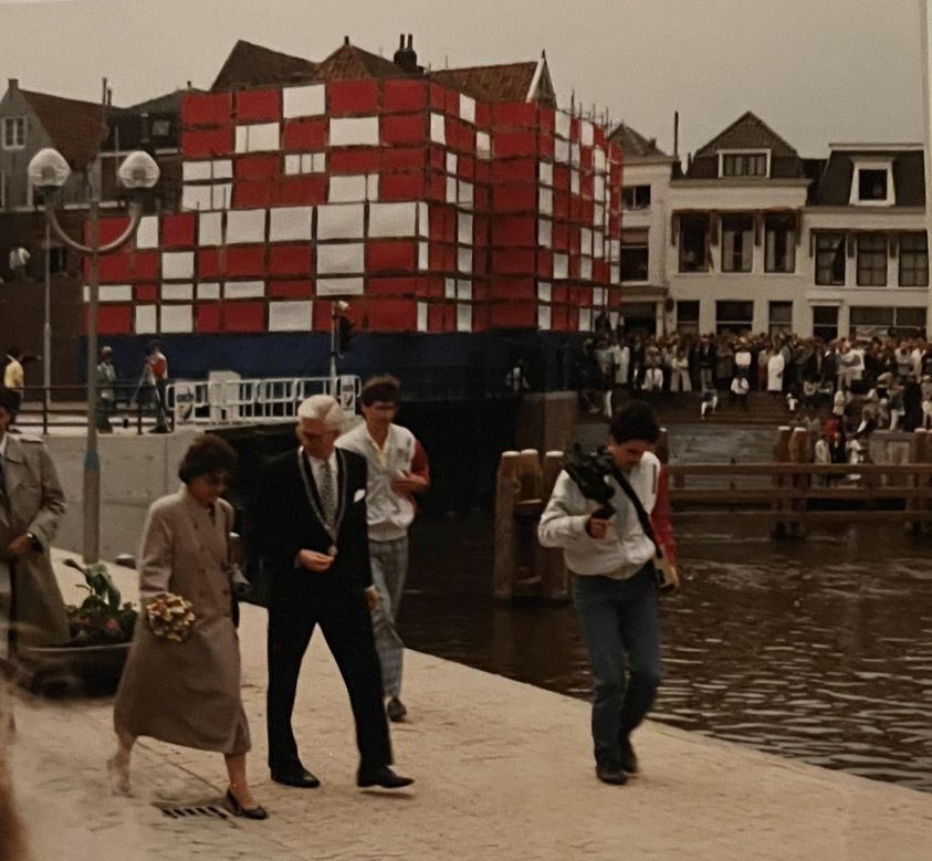 Opening nieuwe Lingehaven met prinses Margriet en burgemeester Leen Vleggeert, 18 mei 1988. Erachter staat ons pand ingepakt in rode en witte bekleding.