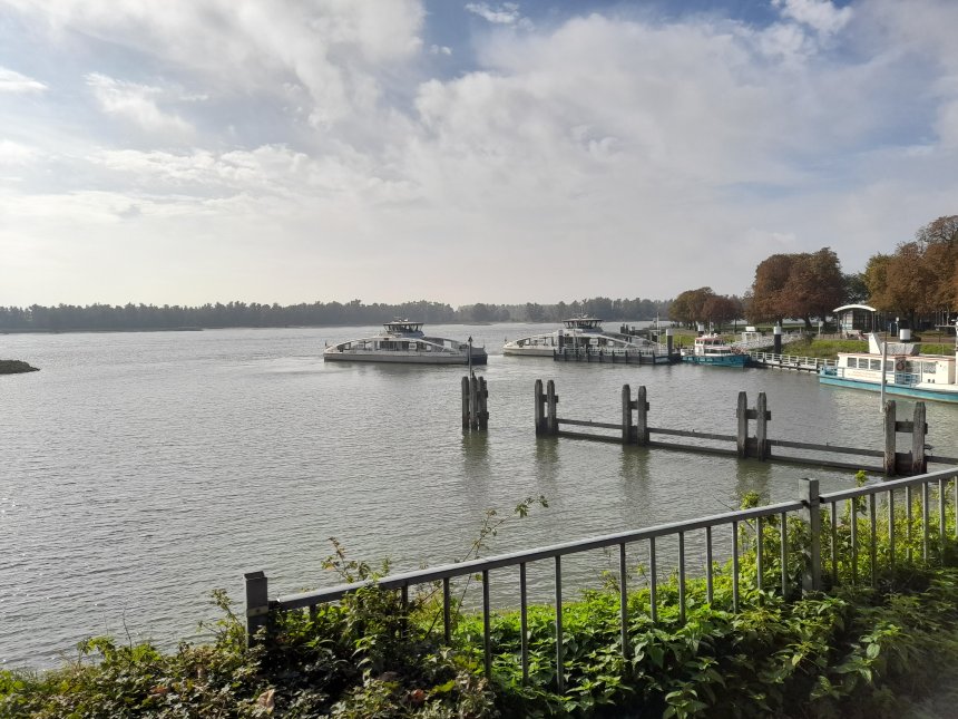 De electrische veerponten van Riveer bij Buiten de Waterpoort. Er achter de Merwede,