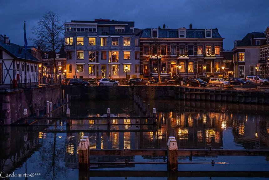 De Lingehaven met vanaf het Eind zicht op de Kriekenmarkt. Ons autootje staat helemaal rechts geparkeerd. (foto: Caroline Verdonk).