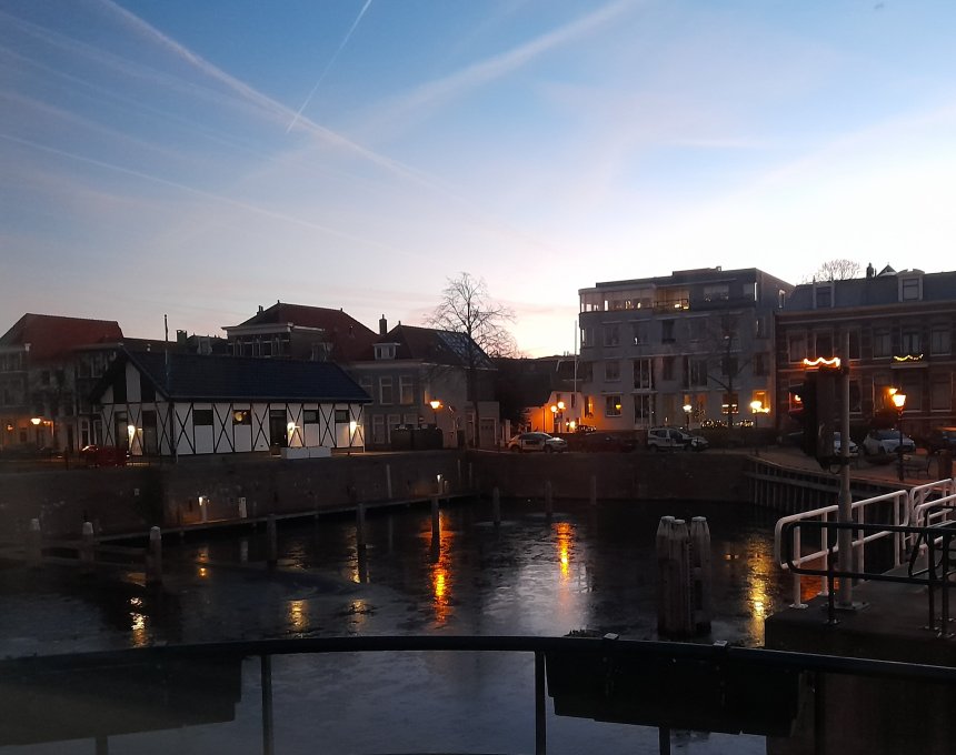 Vanochtend om 8 uur vriest het nog . De Lingehaven ligt gedeeltelijk dicht. In de bloembakken liggen de winterviolen plat.