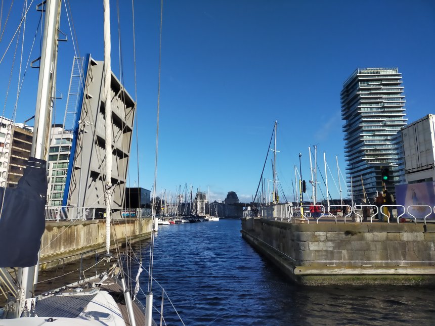 Dulce passeert om half twee de Kapellebrug in Oostende op weg naar de nieuwe ligplaats.