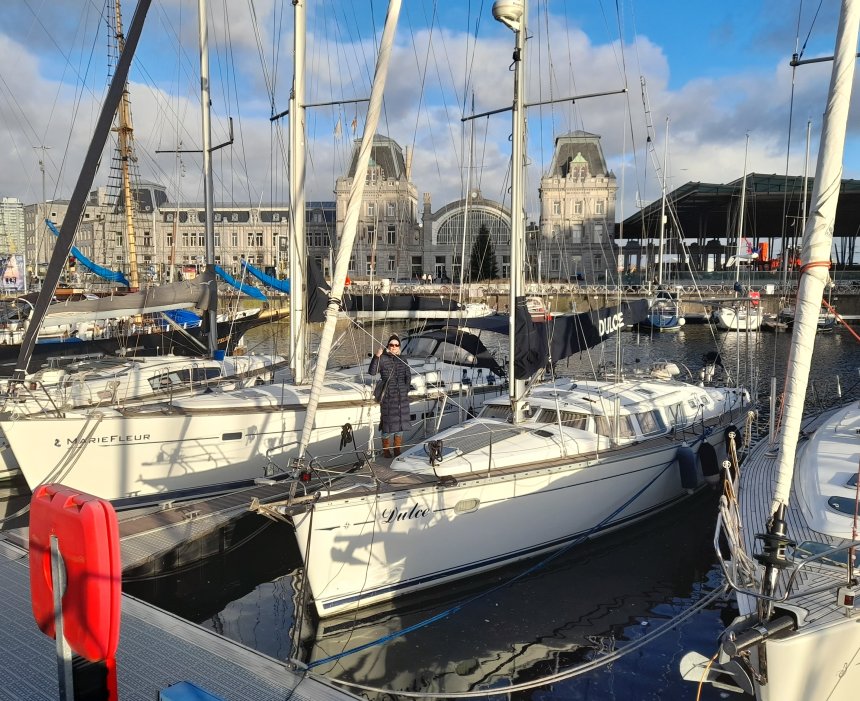 Oostende. De nieuwe ligplkaats van Dulce. Op de achtergrond het station.