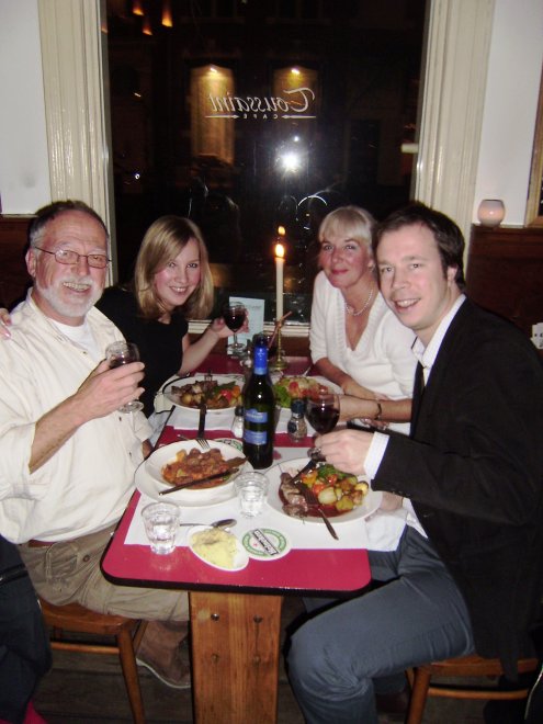 Met Floor en Pijke eten we in Eetcafé Toussaint in Amsterdam