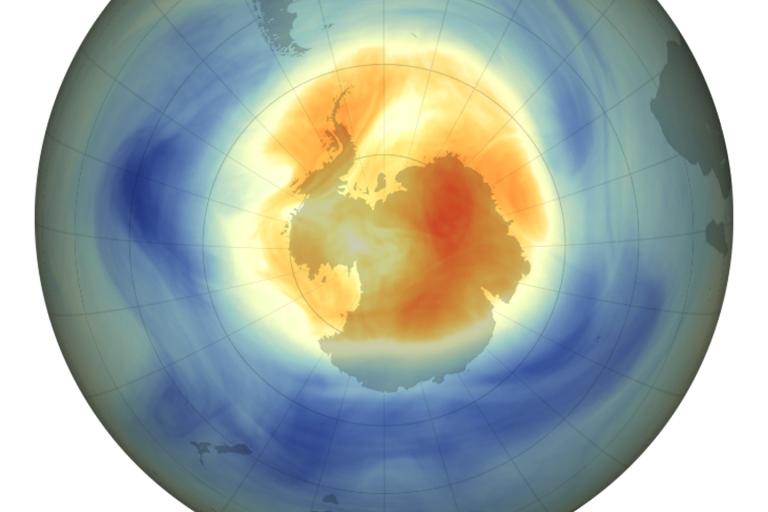 Het ozongat boven Antarctica in 2025 (Credit: NASA Earth Observatory image by Lauren Dauphin)