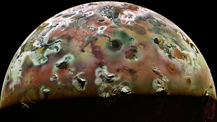 De Jupiter-maan Io tijdens de 57e Perijove van NASA-sonde Juno in december 2023 (image: NASA/JPL-Caltech/SwRI/MSSS/Thomas Thomopoulos)