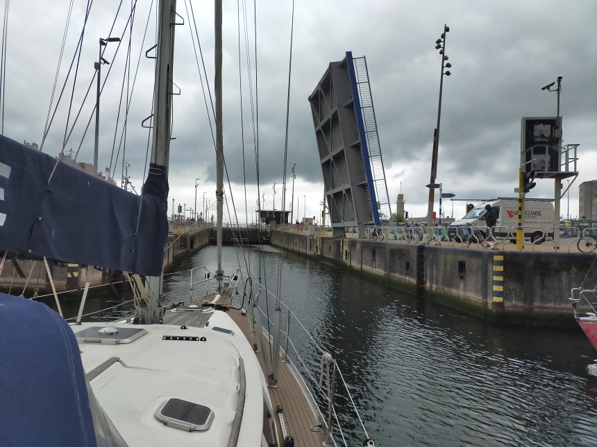 Oostende. We varen de Mercatorsluis binnen.
