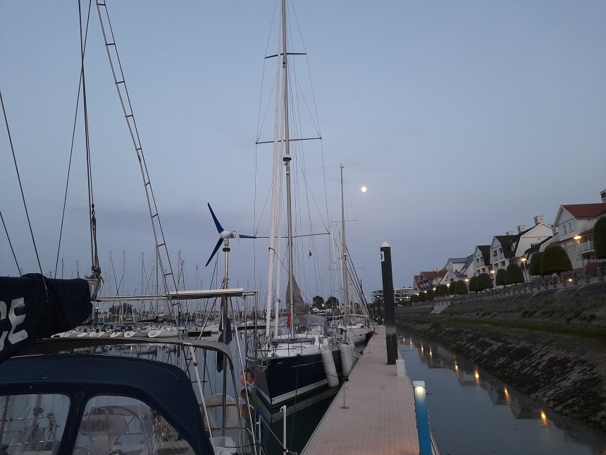 Bijna volle maan boven de O-steiger.