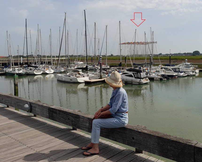 Anna van de week op de westoever van de haven. Rechts boven haar hoofd het kunstwerk van Daniel Buren. Daarachter is de invaart van de mega-marina.