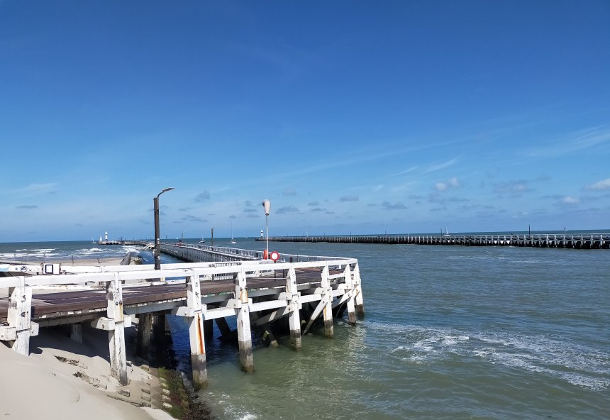 De uitvaart van Nieuwpoort bij het gebouw van de havenloodsen..