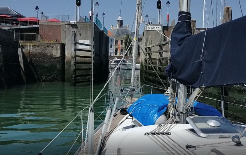 Voor de keersluis van de Michiel de Ruijterhaven van Vlissingen (foto van gisteren). Linksboven roept de havenmeester het nummer van de box die we krijgen.