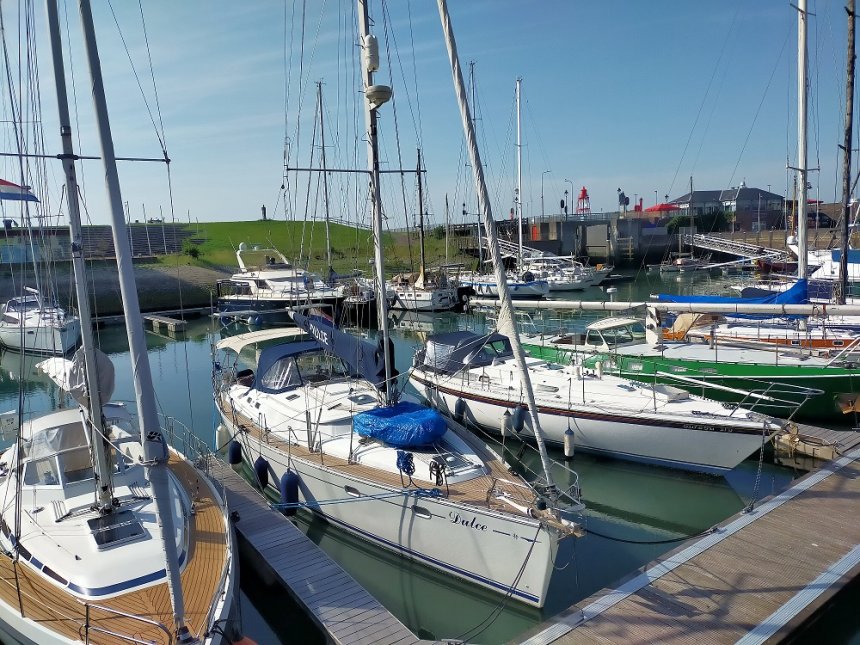 Onze ligplaats in de Michiel de Ruijterhaven, Vlissingen. Rechtsachter de keersluis.