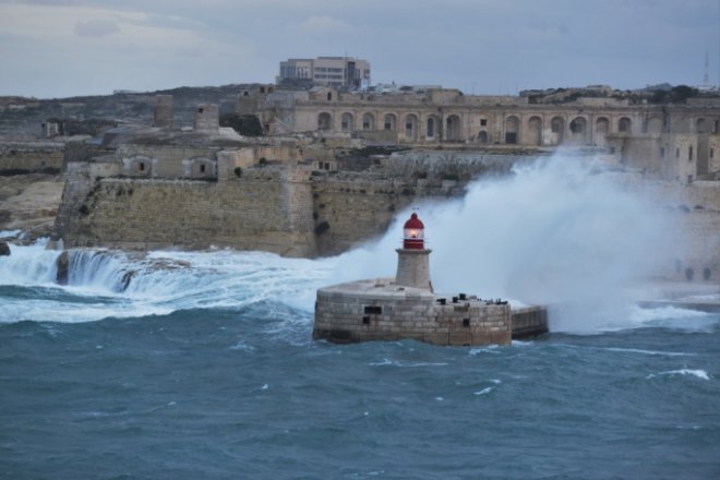 De zee beukt tegen de kust van Malta (foto Times of Malta)