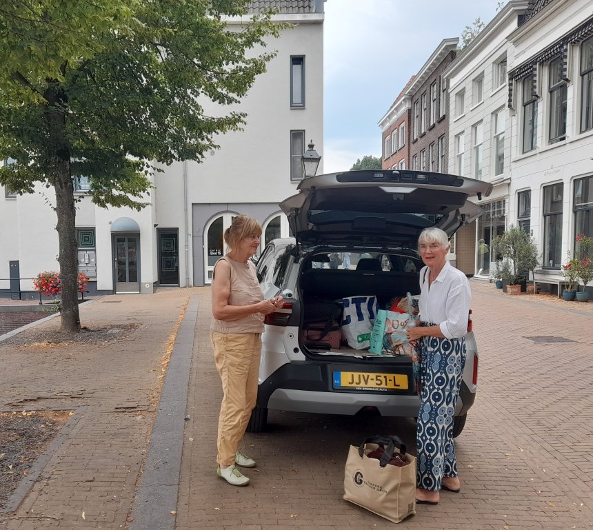 Terug op het Eind in Gorcum. Links buurvrouw Joke R. Op de achtergrond ons huis.