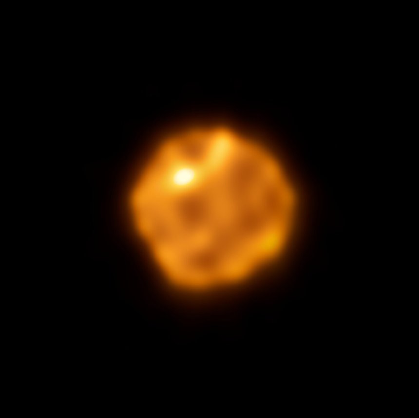 Het borrelende oppervlak van de enorme ster Betelgeuze (Credits: ALMA(ESO/NAOJ/NRAO)/W. Dent et al)