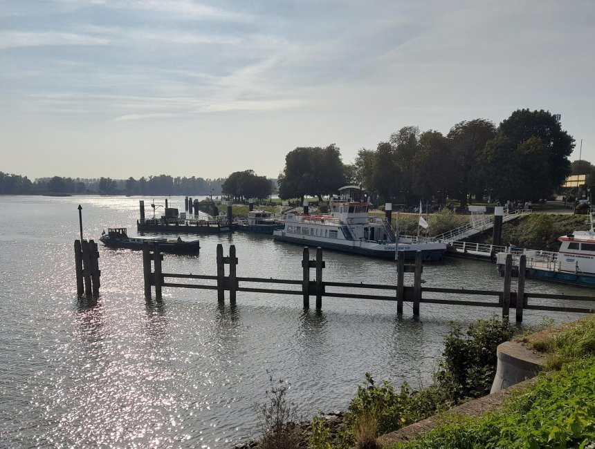 De Merwede vanmiddag bij de veersteiger, de invaart van de de sluis en Buiten de Waterpoort.