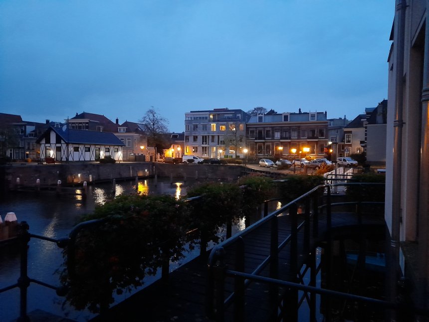 Vanmorgen in de haven bij ons huis (rechts).