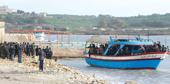 Aankomst vissersschip, afgeladen met 262 Afrikaanse migranten, in Marsaxlokk (foto Times of Malta)