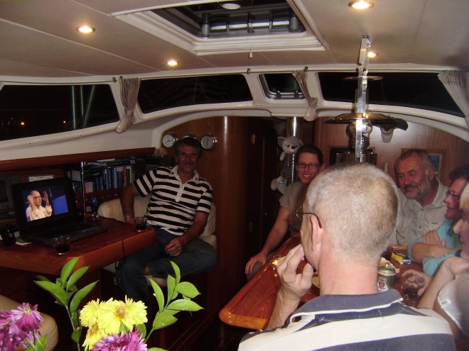 We kijken met zijn achten naar de oudjaarsconference van Youp van´t Hek. Het achterhoofd is van Gerard