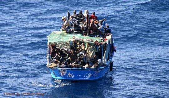 Bootje met 115 migranten uit Somalië, gisteren opgepikt door de marine van Malta (foto AFM/Times of Malta)