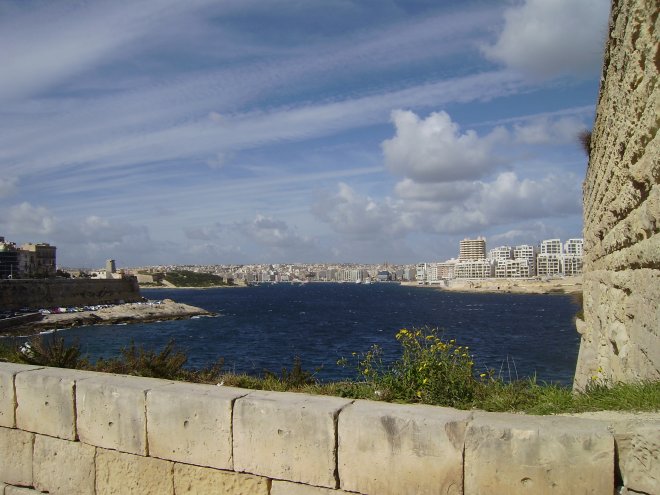 Zicht op Marsamxett Harbour en Manoel Island vanaf de straat onder de muren van Fort St Elmo (rechts)